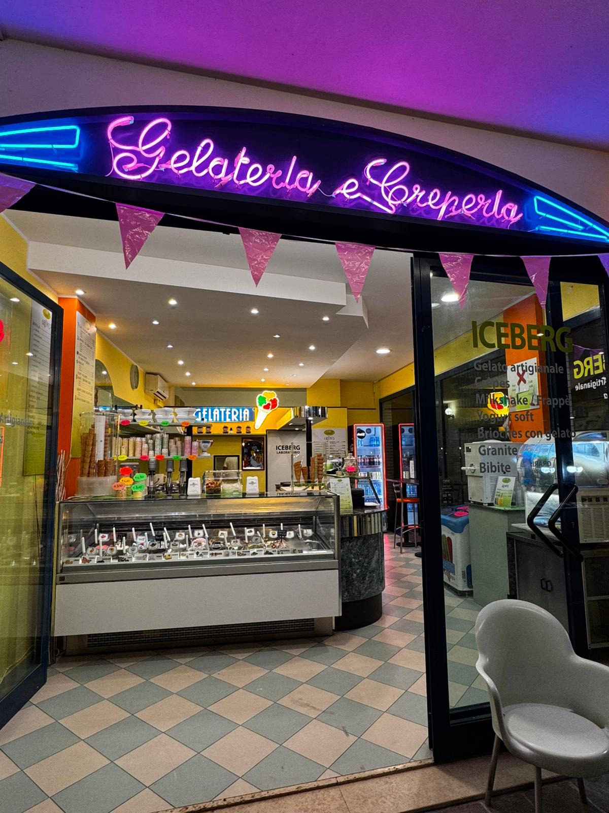 Cono gelato artigianale Iceberg con pistacchio, cioccolato e fragola