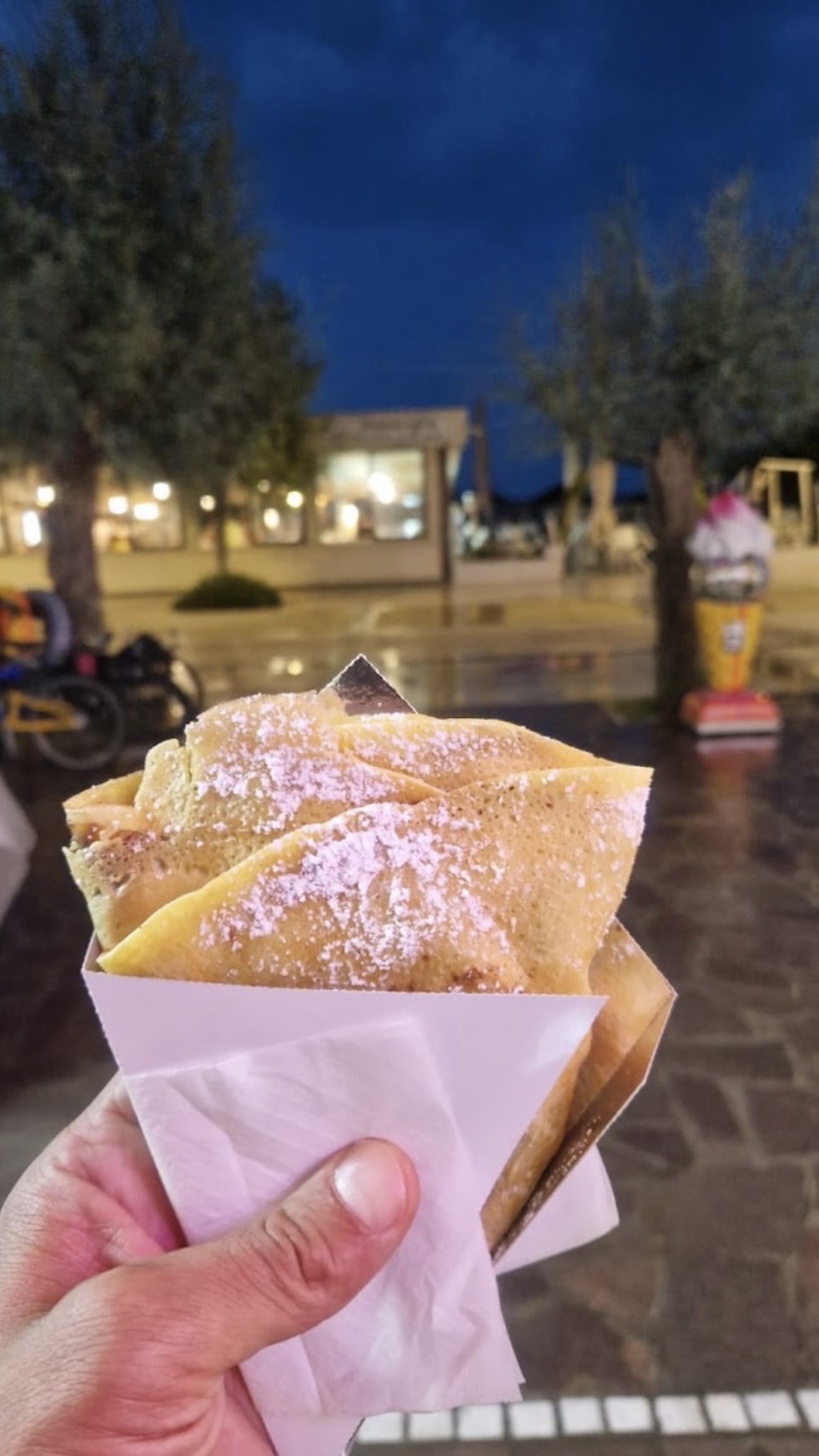 Crepe calda con zucchero a velo servita in cono di carta